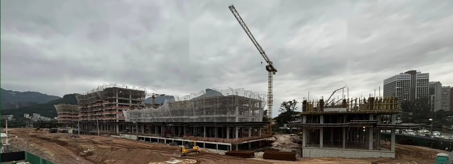 Canteiro do Green View com os Blocos 6, 5 e 3 em estrutura, a grua e o Bloco 1 à direita