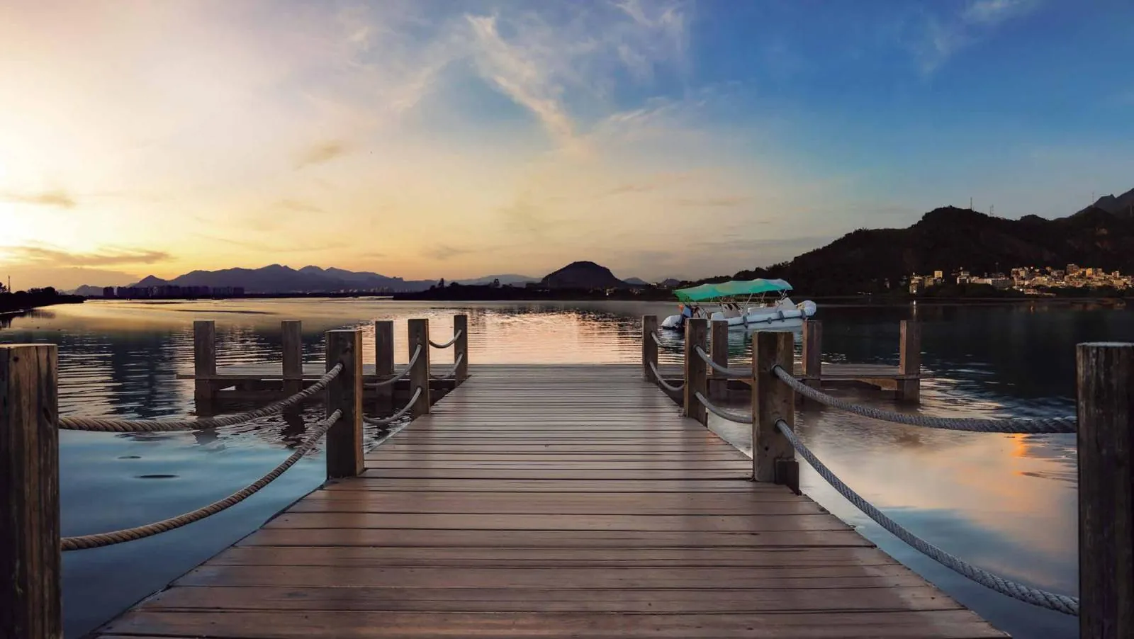Deck de madeira sobre a lagoa ao entardecer